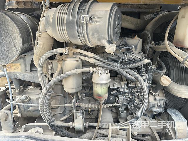 液压泵舱室正面整体（整机外观）