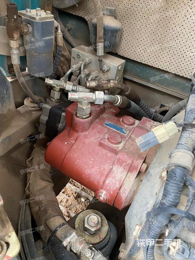 液压泵舱室正面整体（整机外观）