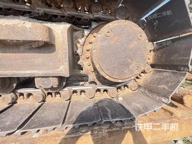 液压泵舱室正面整体（整机外观）