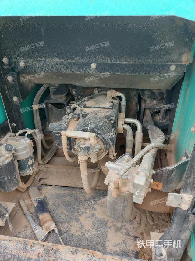 液压泵舱室正面整体（整机外观）