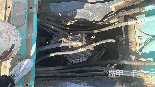 回转马达和主控阀（整机外观）