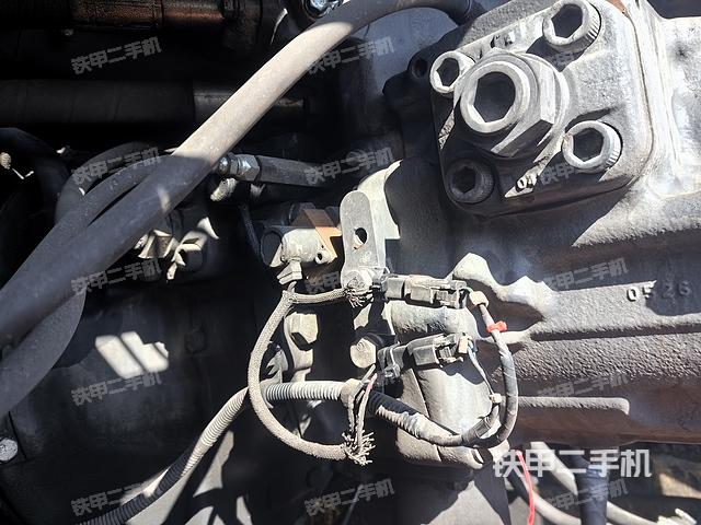 液压泵舱室正面整体（整机外观）