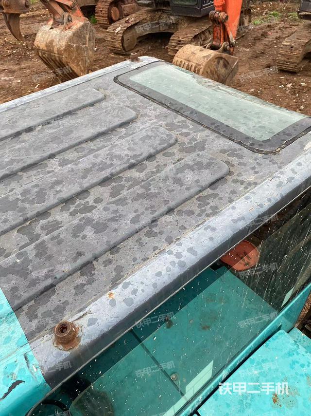 驾驶室顶部（整机外观）