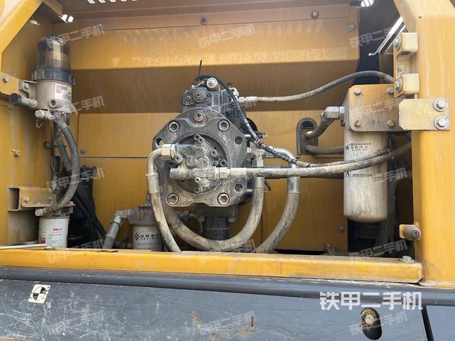 液压泵舱室正面整体（整机外观）