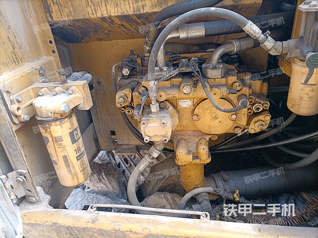 液压泵舱室正面整体（整机外观）