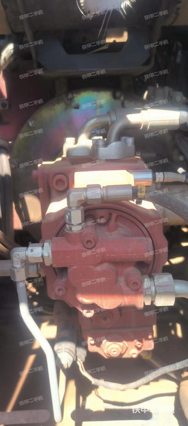 液压泵舱室正面整体（整机外观）