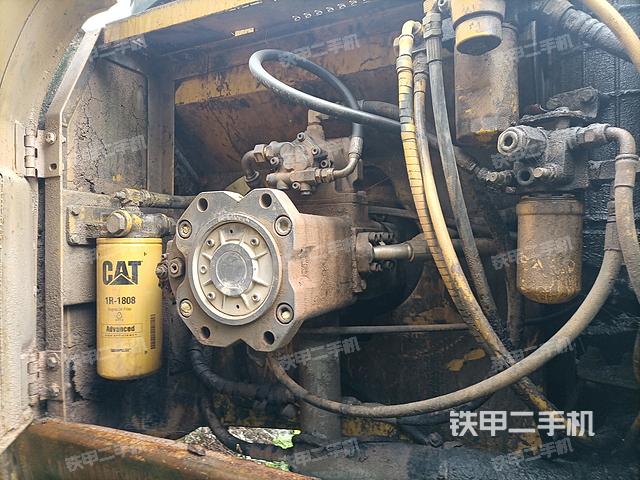 液压泵舱室正面整体（整机外观）