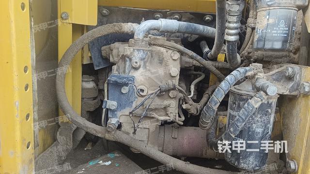 液压泵舱室正面整体（整机外观）