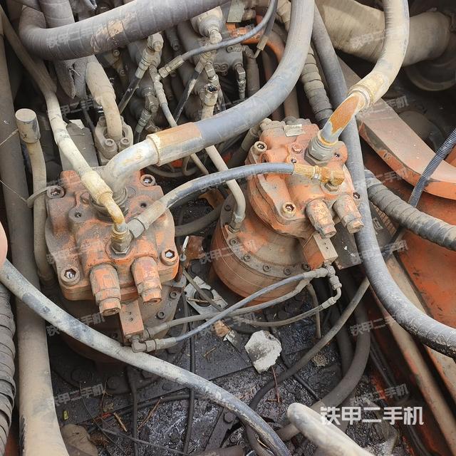 回转马达和主控阀（整机外观）