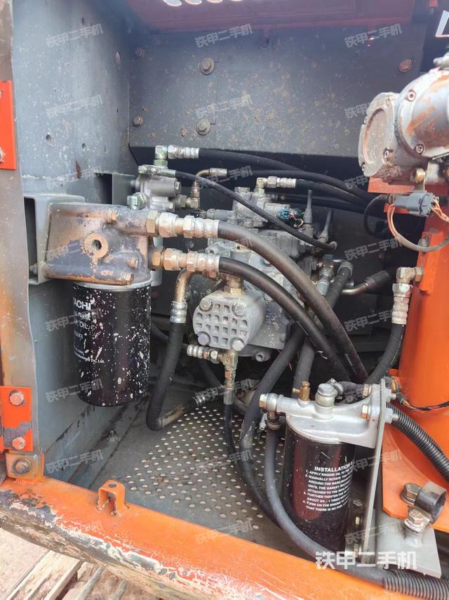 液压泵舱室正面整体（整机外观）