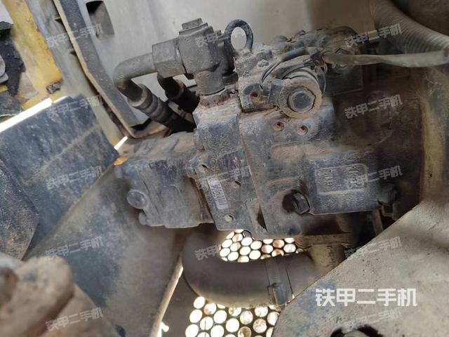 液压泵舱室正面整体（整机外观）