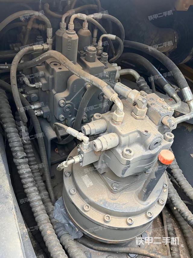 回转马达和主控阀（整机外观）