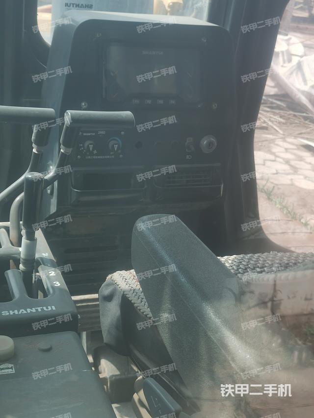 驾驶室操作台（设备外观及核心部件）