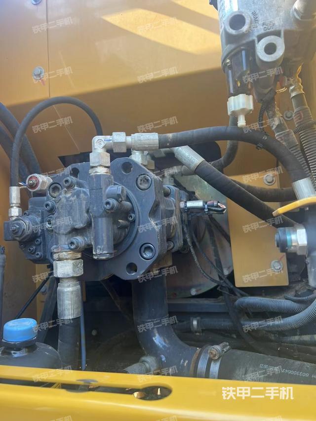 液压泵舱室正面整体（整机外观）