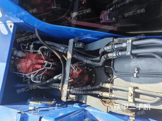 回转马达和主控阀（整机外观）