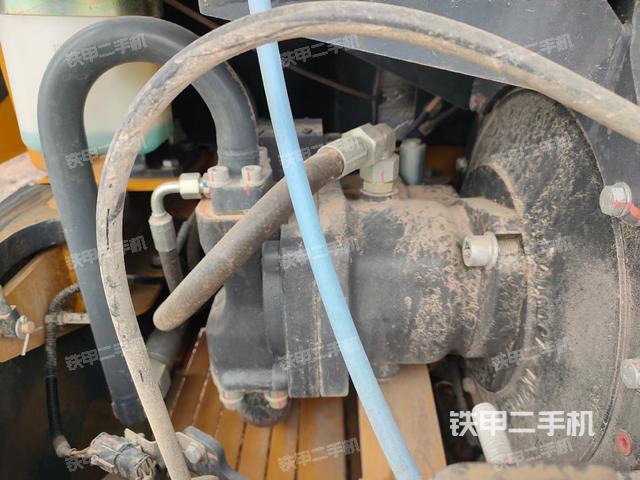 液压泵舱室正面整体（整机外观）