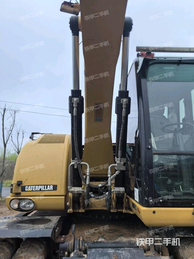 大臂油缸整体 竖拍（工作和回转装置）