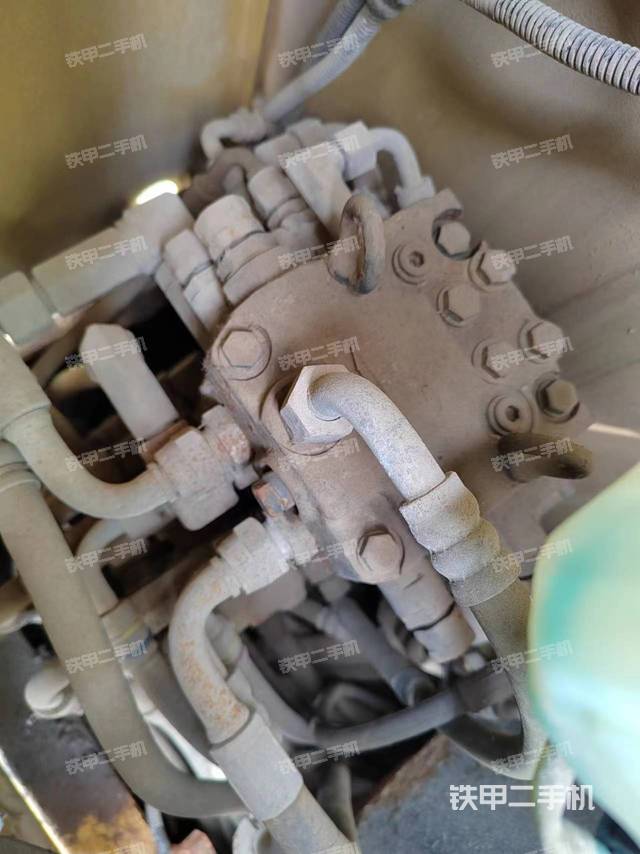 回转马达和主控阀（整机外观）