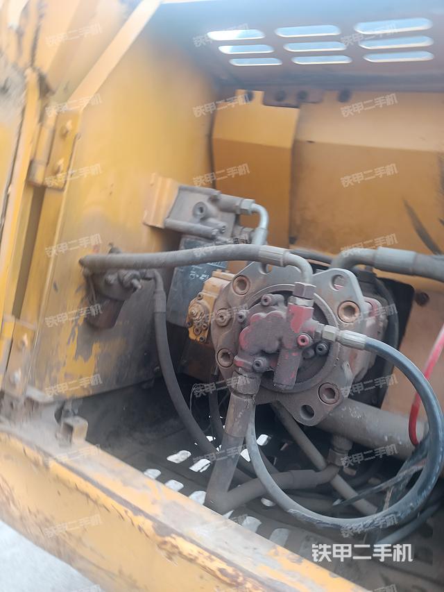 液压泵舱室正面整体（整机外观）