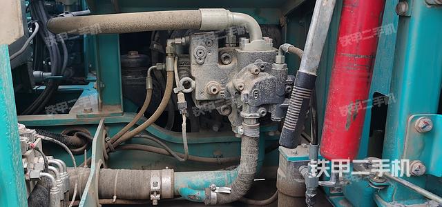 液压泵舱室正面整体（整机外观）