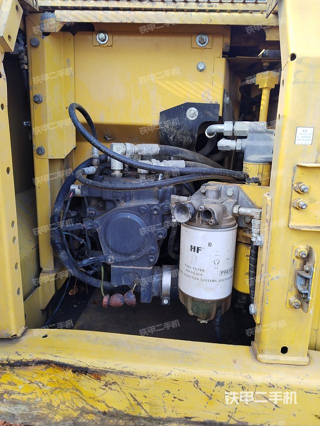 液压泵舱室正面整体（整机外观）