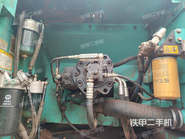 液压泵舱室正面整体（整机外观）