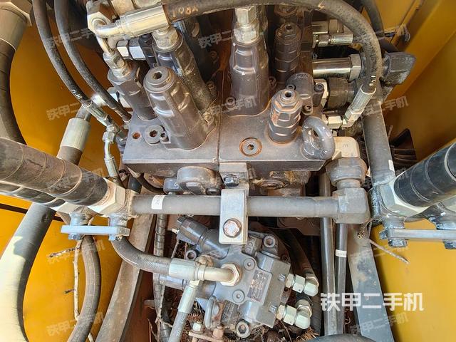 回转马达和主控阀（整机外观）