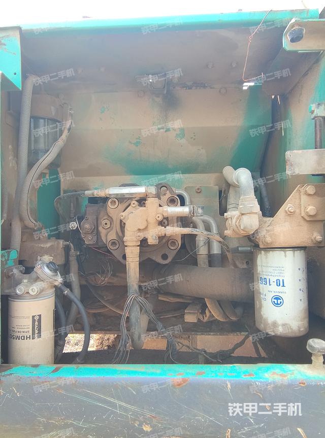 液压泵舱室正面整体（整机外观）