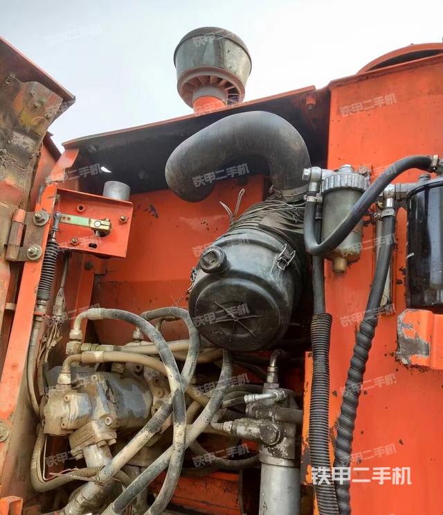 液压泵舱室正面整体（整机外观）