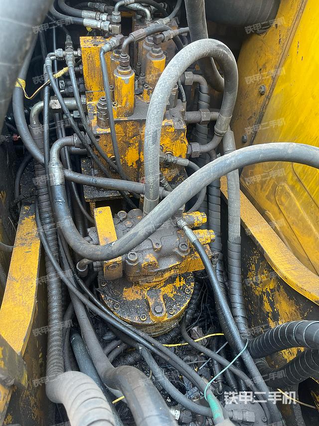 回转马达和主控阀（整机外观）