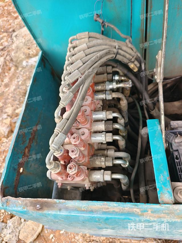 回转马达和主控阀（整机外观）