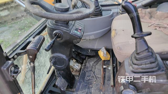 液压泵舱室正面整体（整机外观）