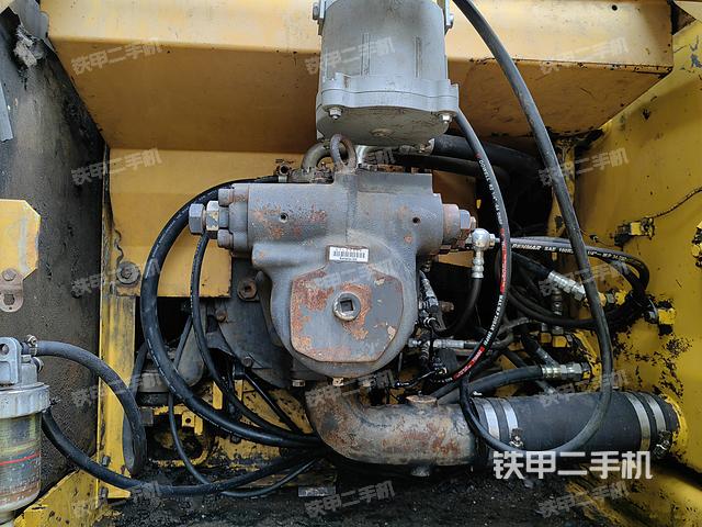 液压泵舱室正面整体（整机外观）