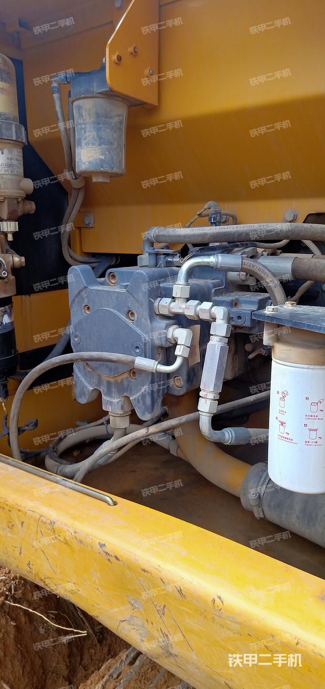 液压泵舱室正面整体（整机外观）