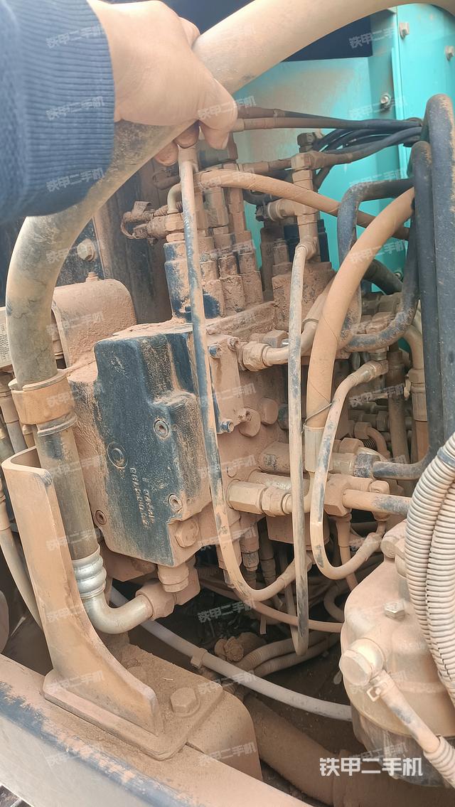 回转马达和主控阀（整机外观）