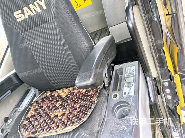 行走控制手柄和踏板?俯拍(駕駛室部分) 行走控制手柄和踏板?俯拍(駕駛室部分)