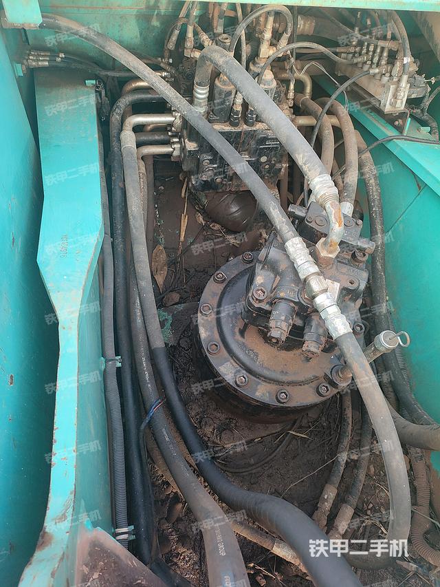 回转马达和主控阀（整机外观）