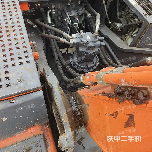 回转马达和主控阀（整机外观）