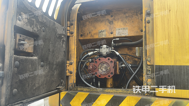 液压泵舱室正面整体（整机外观）