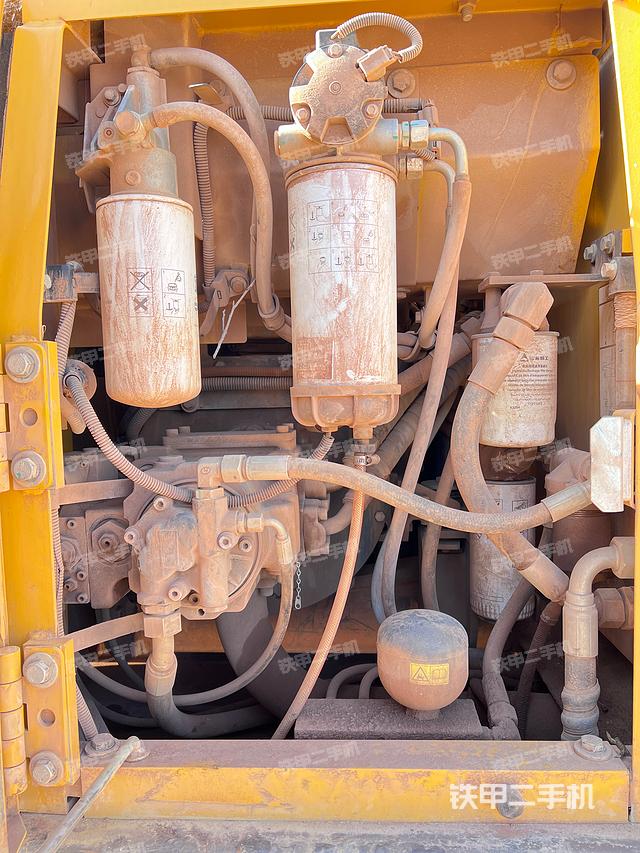 液压泵舱室正面整体（整机外观）