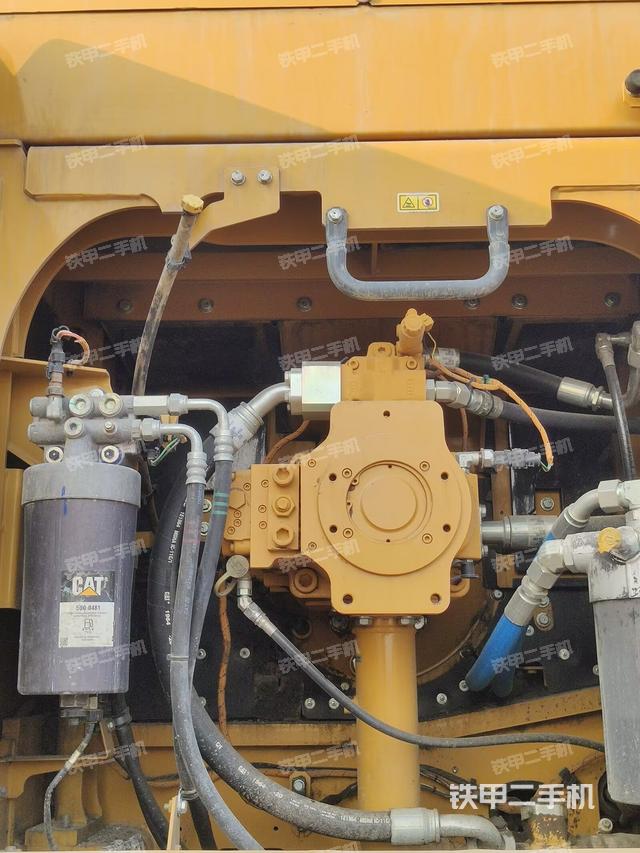 液压泵舱室正面整体（整机外观）