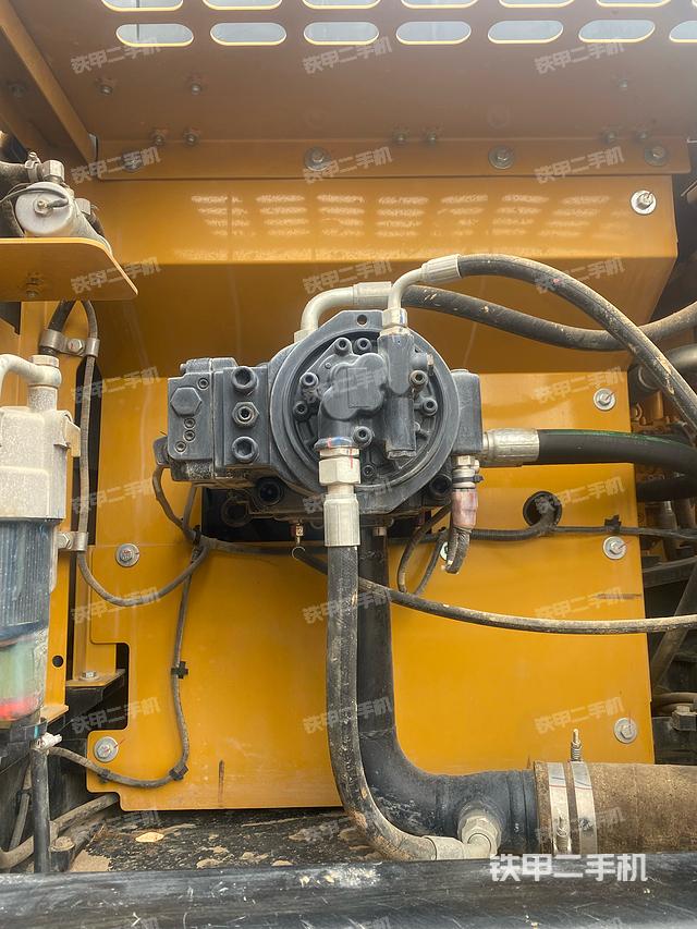 液压泵舱室正面整体（整机外观）