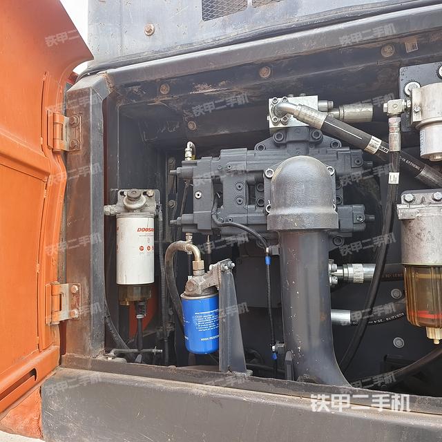 液压泵舱室正面整体（整机外观）