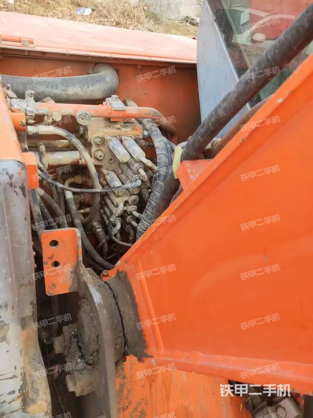 回转马达和主控阀（整机外观）