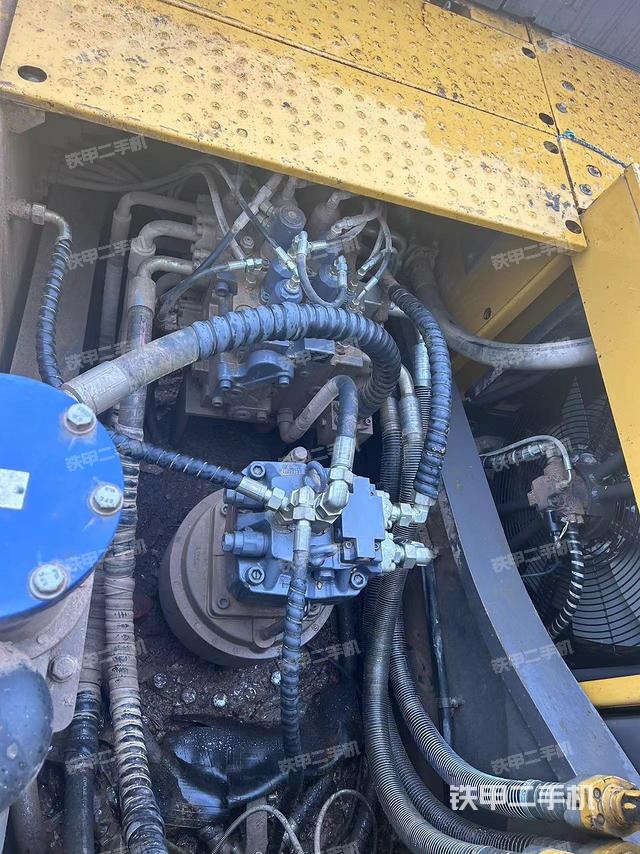 回转马达和主控阀（整机外观）