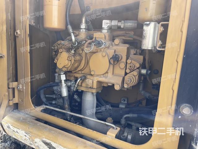 液压泵舱室正面整体（整机外观）