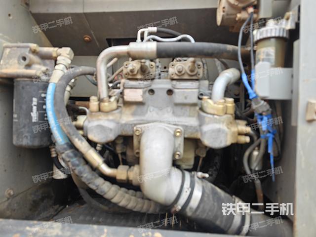 液压泵舱室正面整体（整机外观）