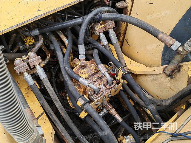 回转马达和主控阀（整机外观）