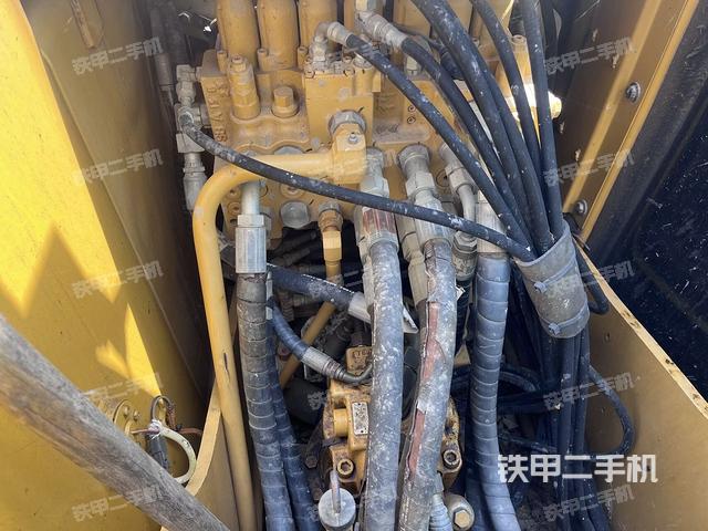 回转马达和主控阀（整机外观）