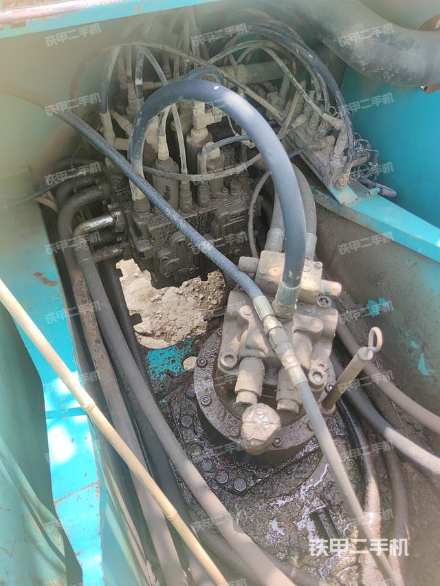 回转马达和主控阀（整机外观）